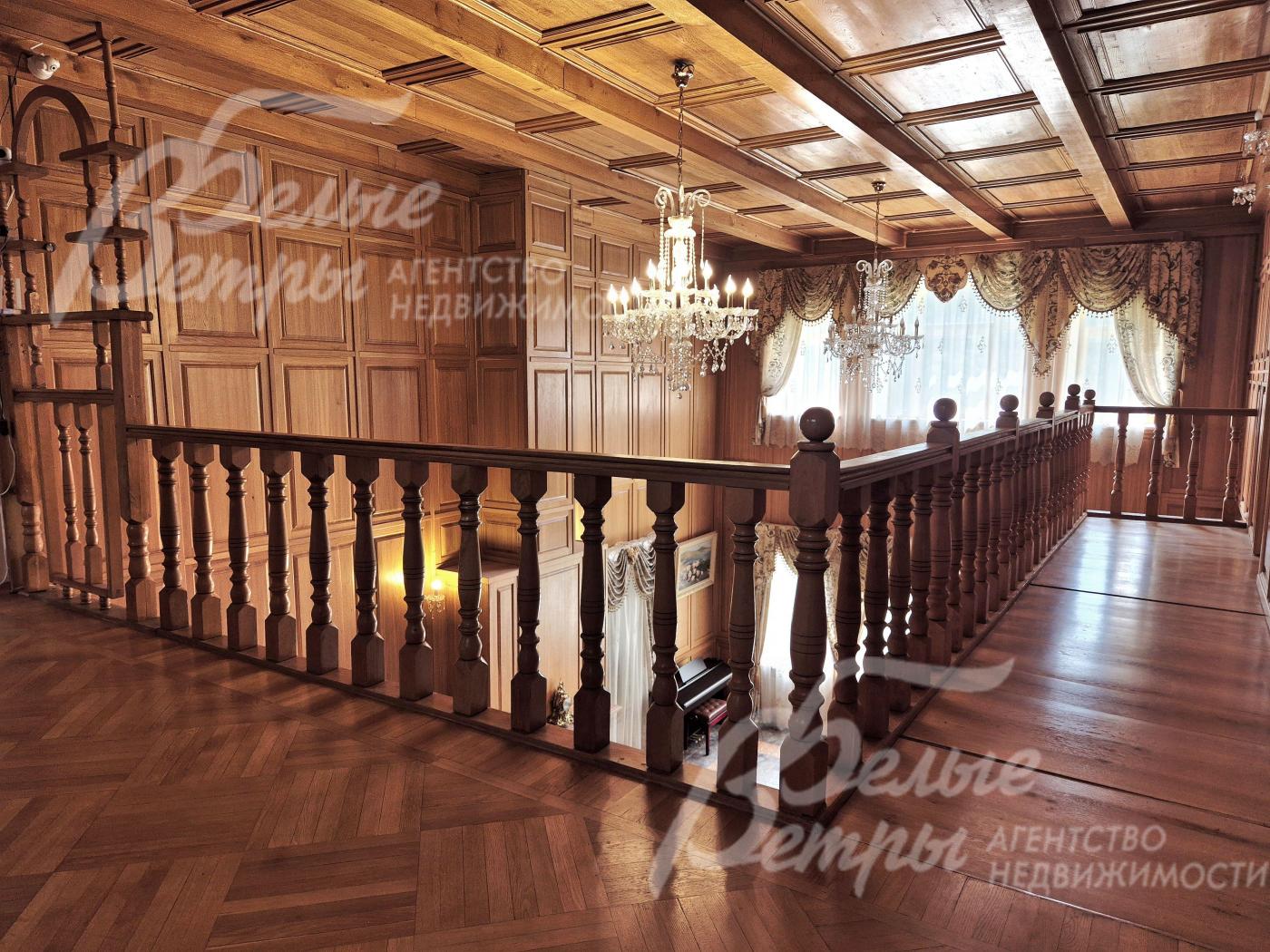 В холле 2го этажа кесонные потолки.