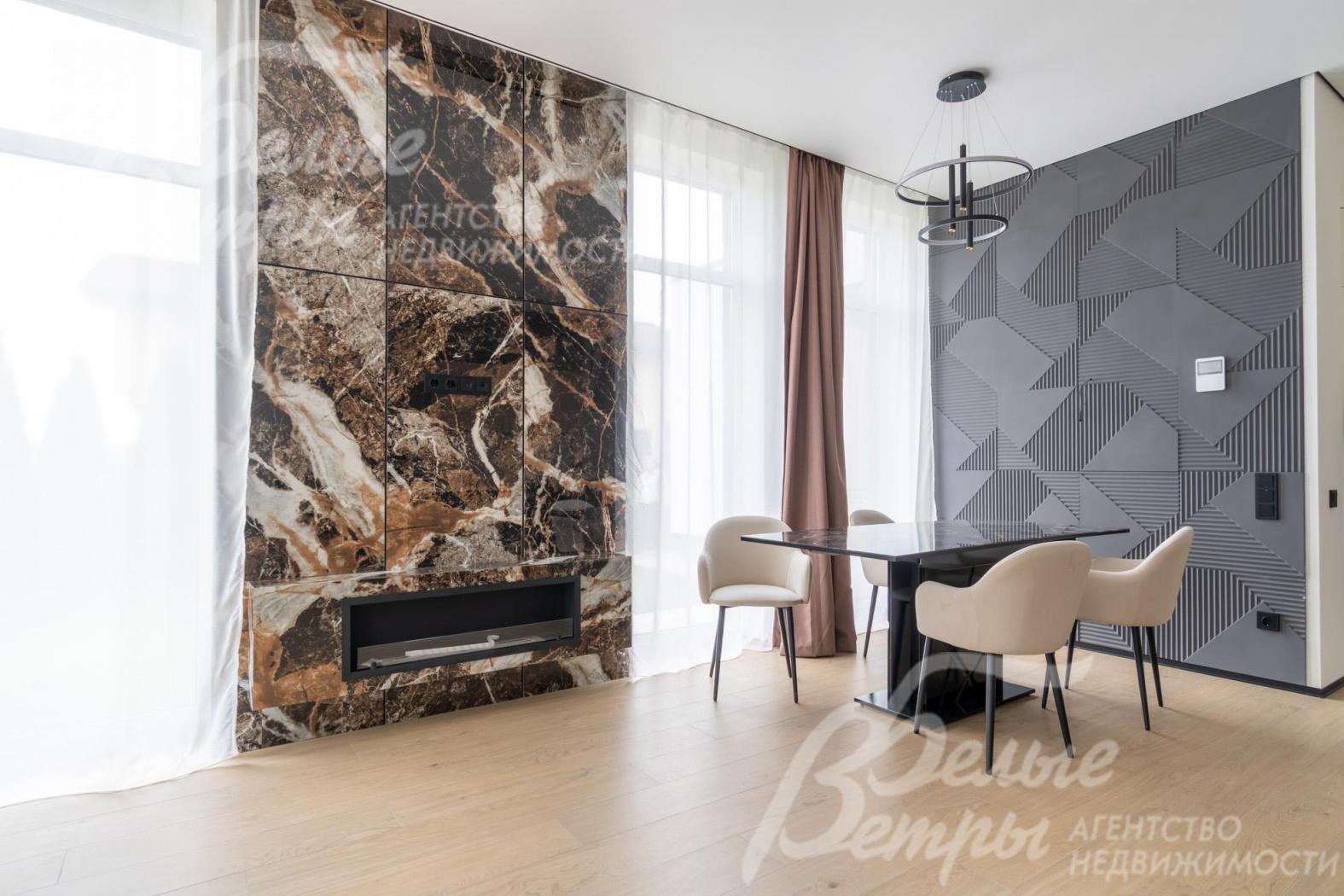 Стены украшают 3D-панели и алюминиевый профиль чёрного цвета