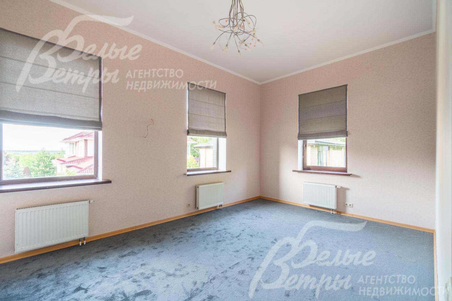 Спальня на втором этаже в пастельным оттенках