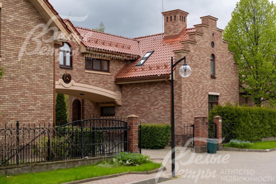 Въезд на участок: по фронтальной границе - поселковый забор