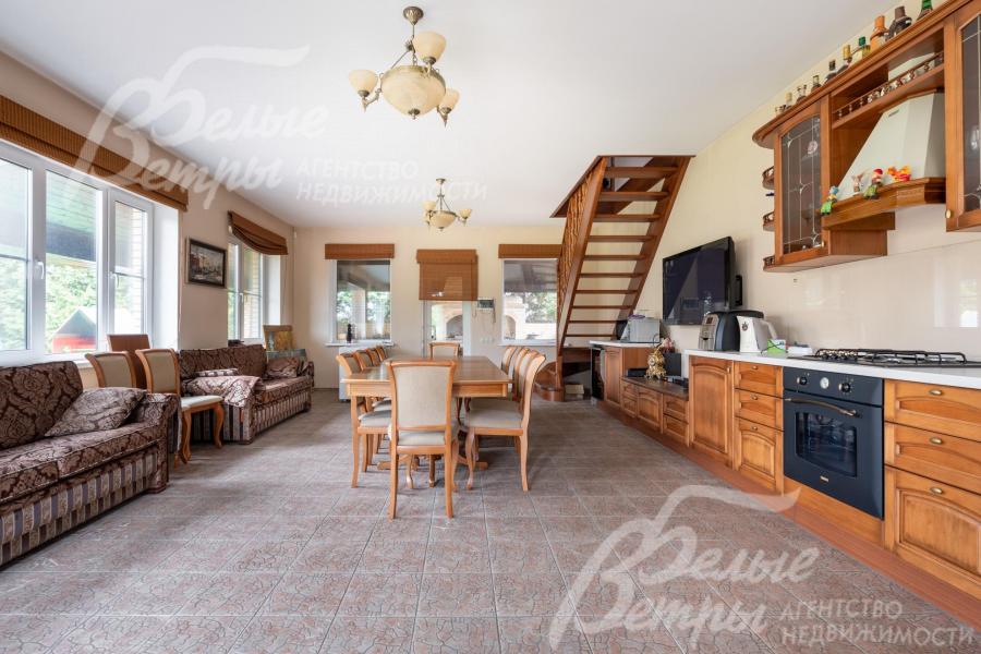 На кухне есть плита (газ и вода подведены), на второй этаж ведёт деревянная лестница