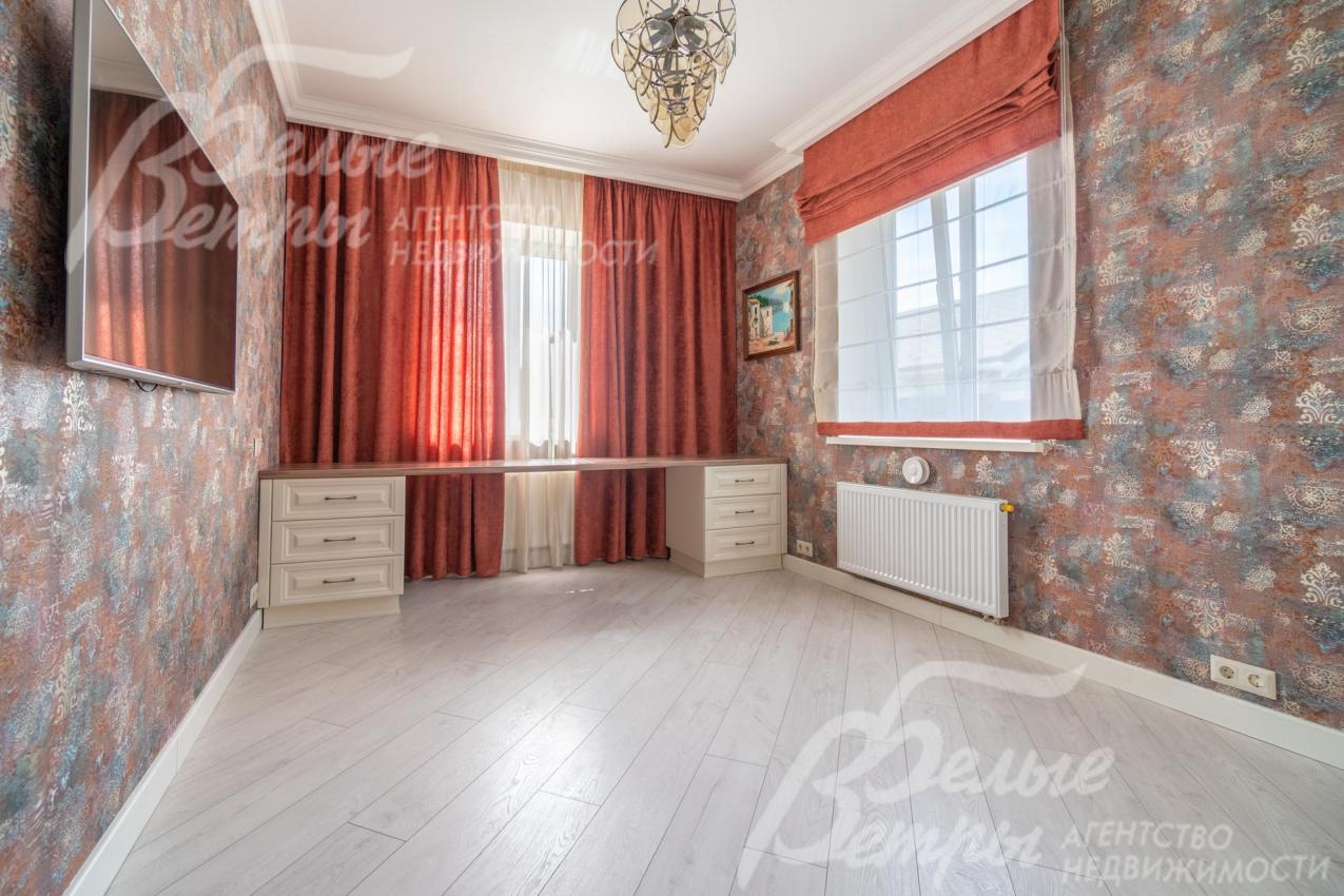 Кабинет на первом этаже, может также использоваться как спальня