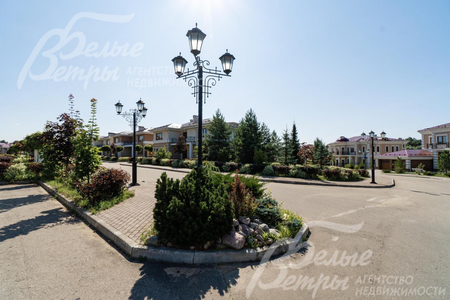 Выполнено освещение улиц, установлены скамейки