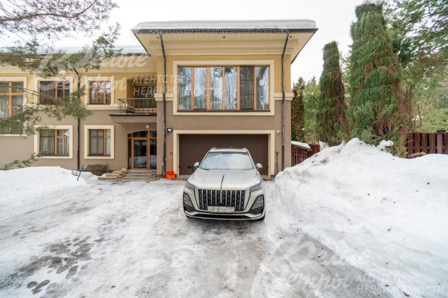 Мощенная парковка на три авто