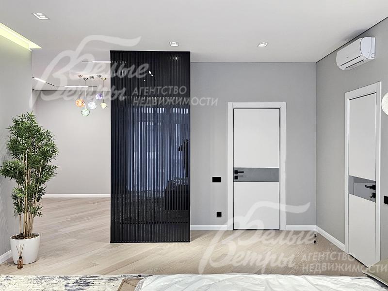 Установлены межкомнатные эмалированные двери высотой 2,4 с дизайнерской стеклянной вставкой в стилистическом единстве с интерьером и чёрным алюминиевым профилем Profildoors