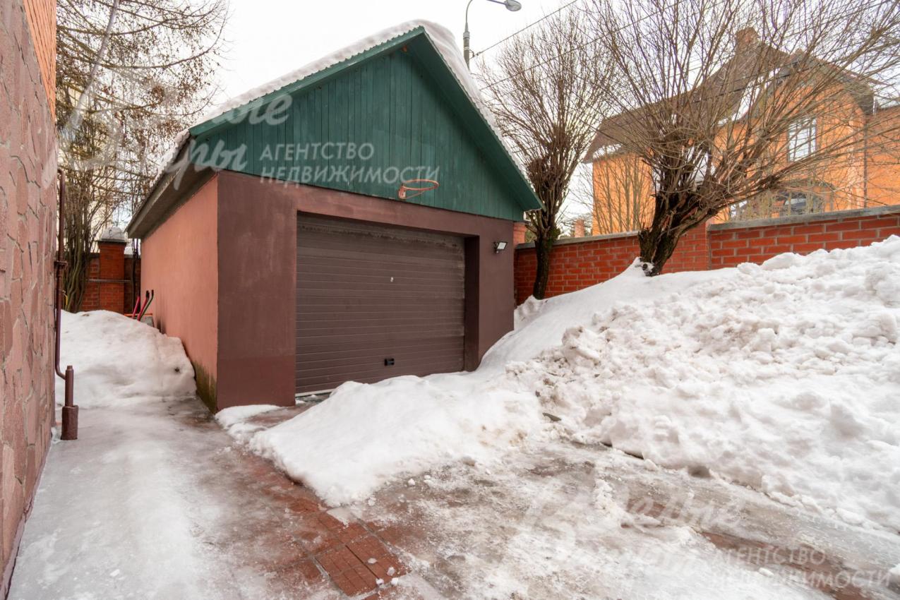 На территории предусмотрены два гаража: на цокольном этаже дома и отдельностоящий