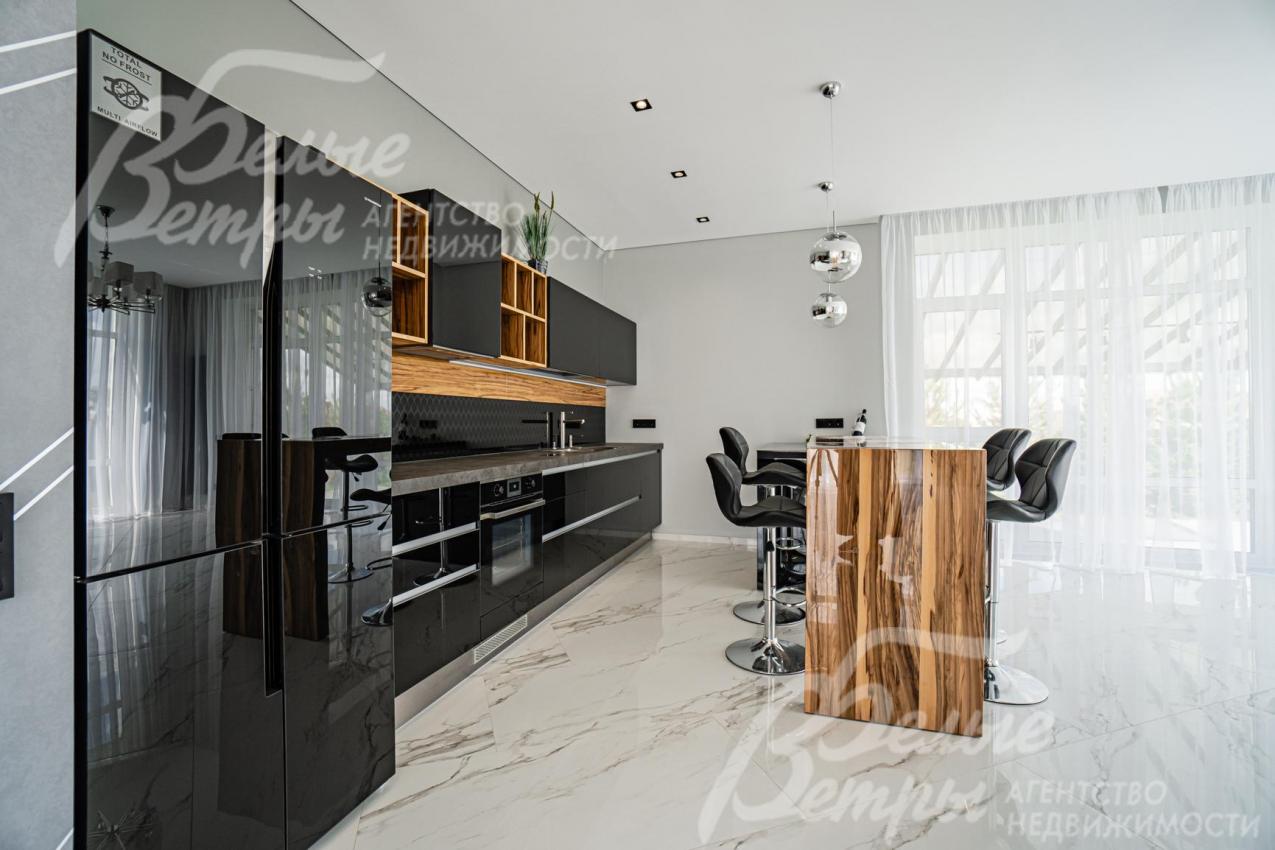 Стильный кухонный гарнитур со встроенной техникой