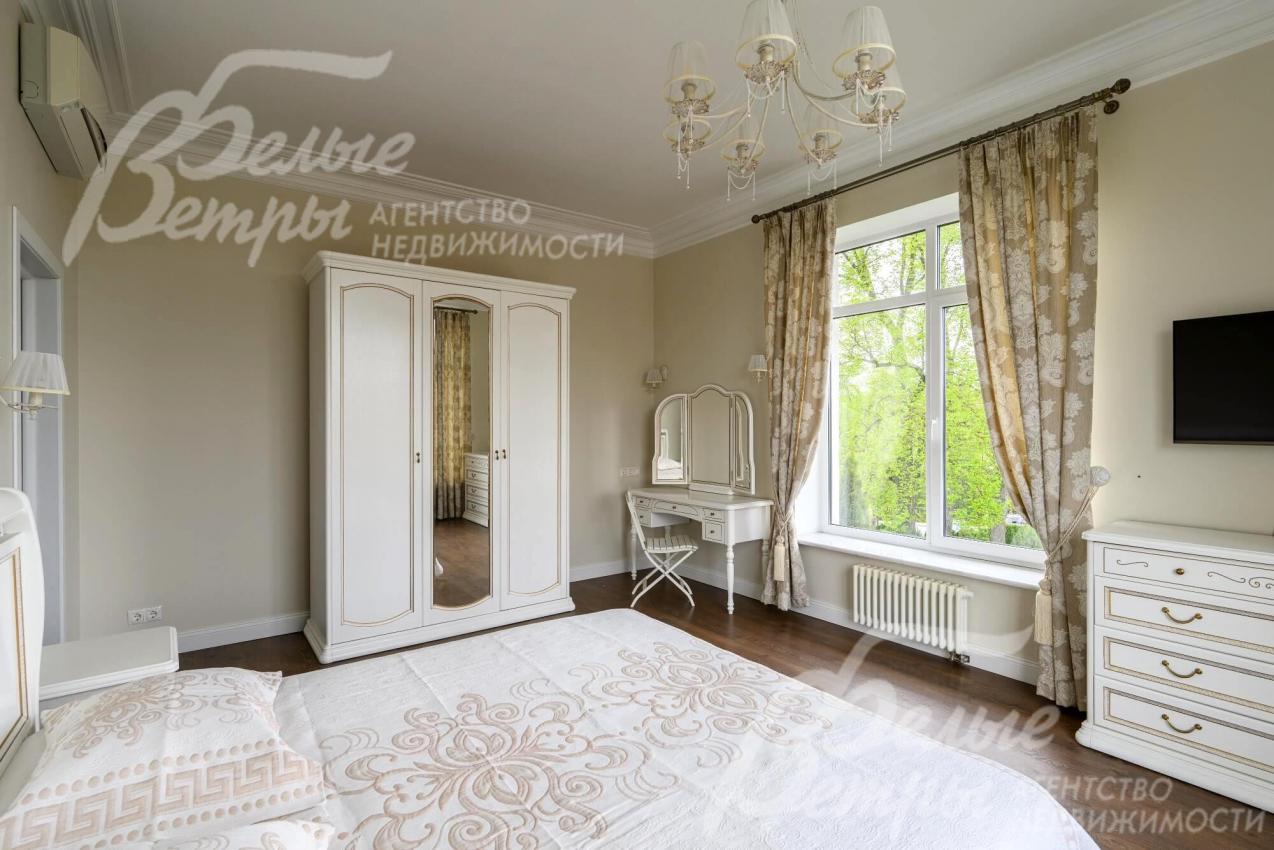 В спальнях корпусная мебель из натуральных материалов.