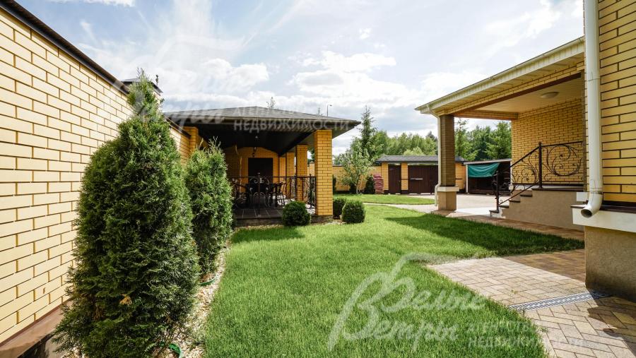 Вымощены дорожки (брусчатка с гранитным напылением)