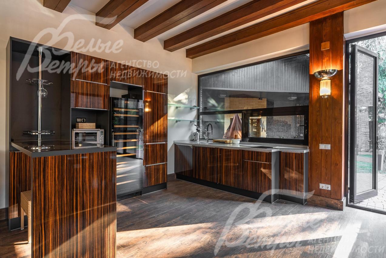 Кухня в беседке со всей необходимой техникой