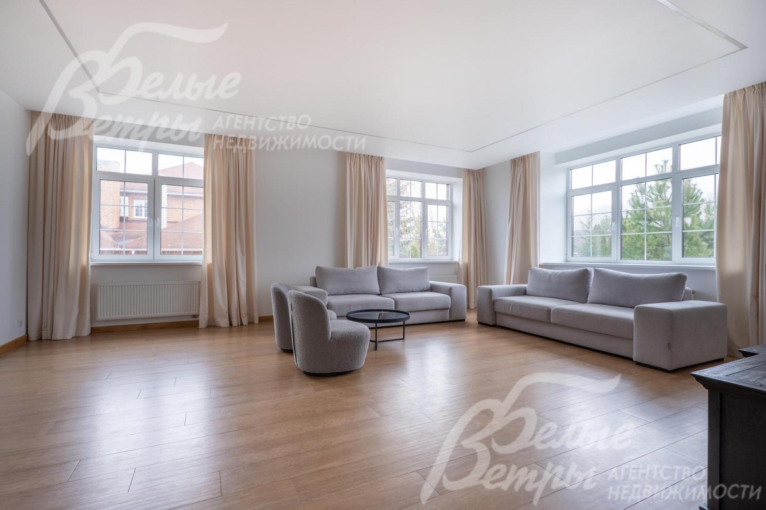 Дизайнерская мягкая мебель в гостиной