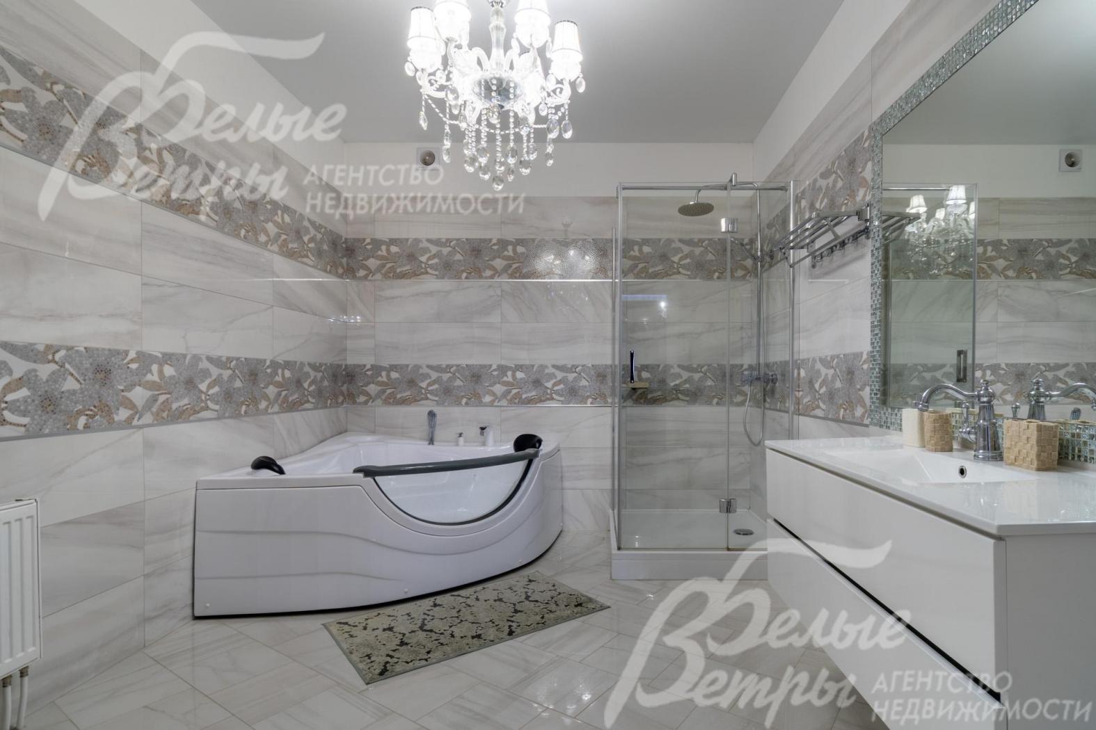 В санузле мастер-спальни - ванна-джакузи и душевая