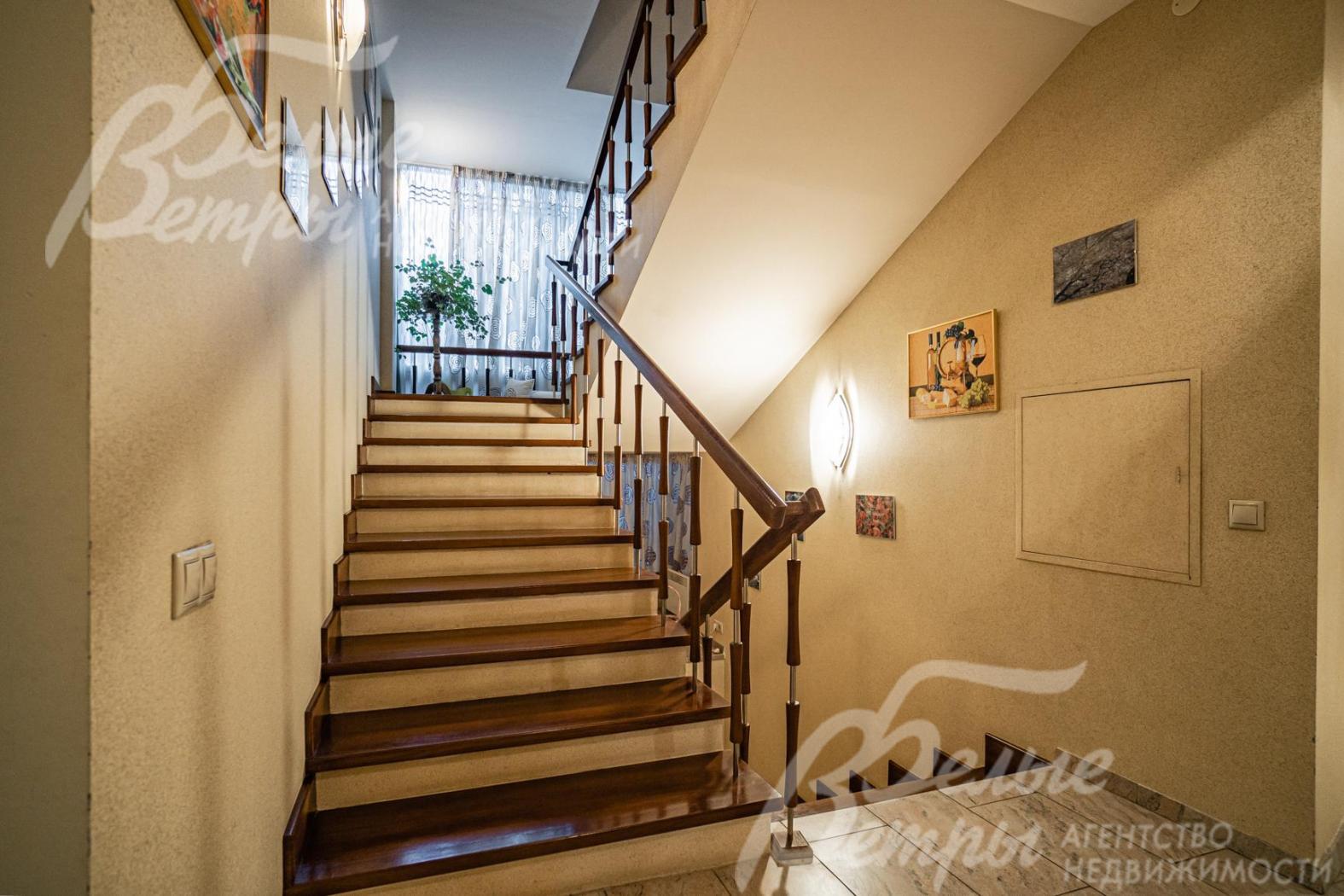 Парадная лестница с отделкой ступеней из дуба