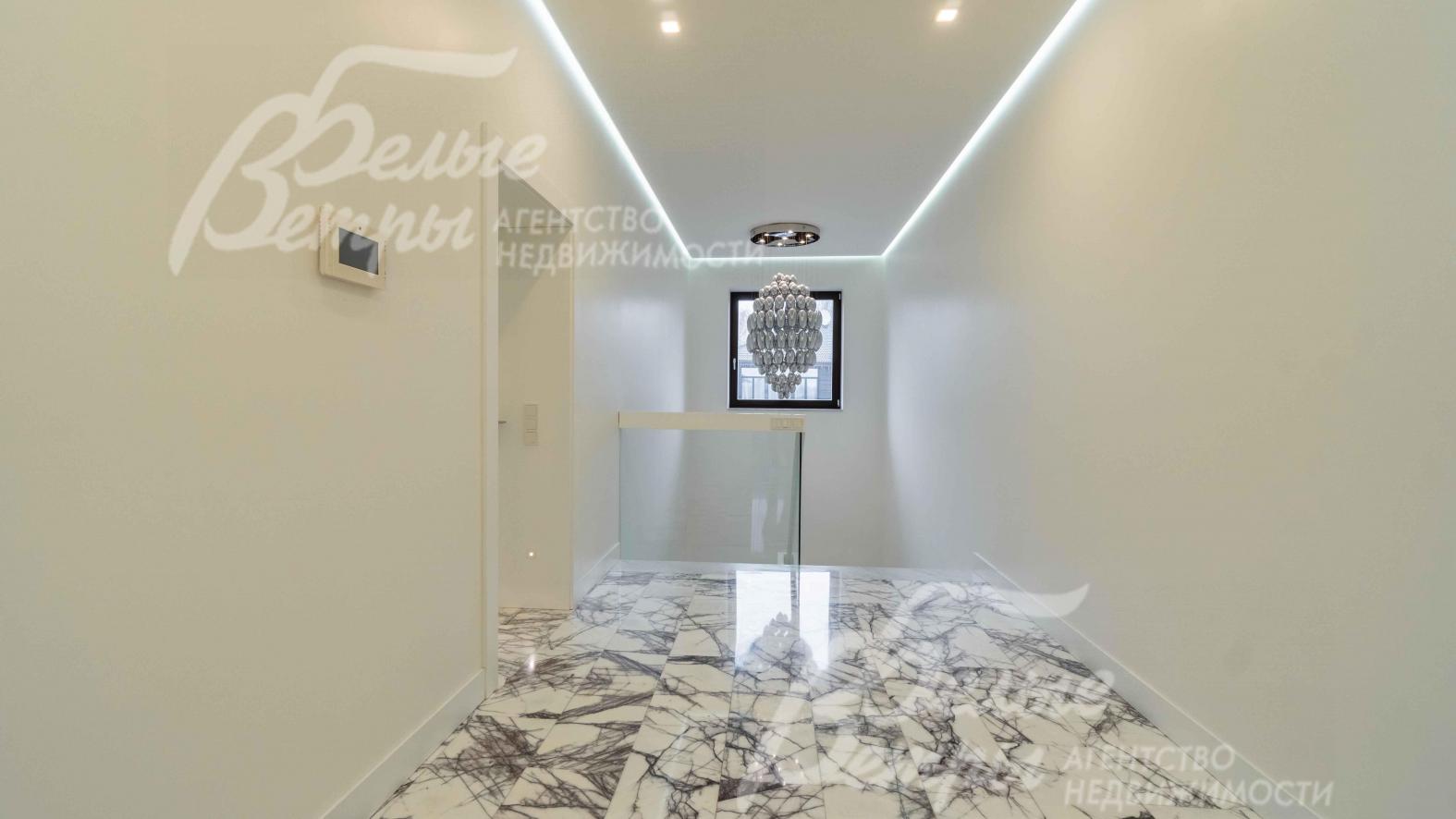 Холл 2-ого этажа 23 кв.м, пол - из мрамора Milas Lilac