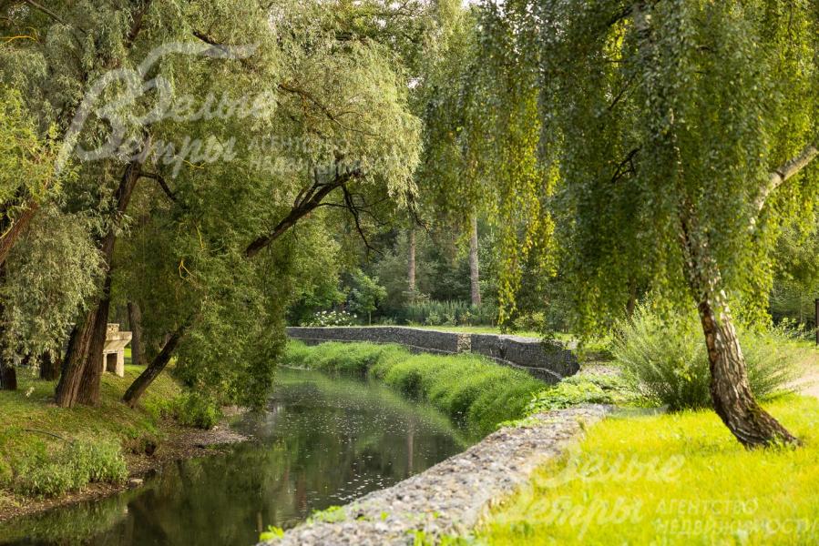 Набережная летом в поселке Усадьба Бергов