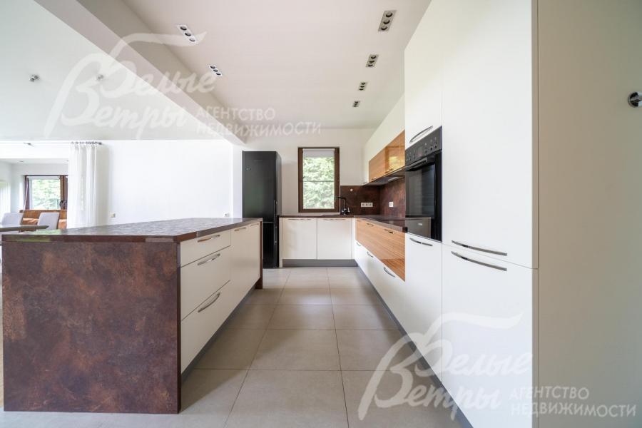 Кухонный гарнитур с полу барным островом и всей необходимой техникой.