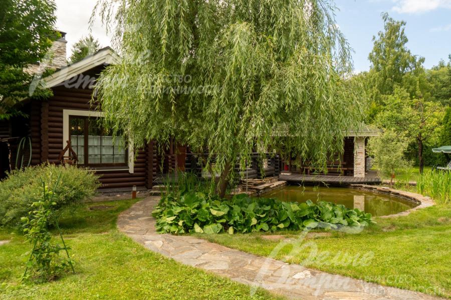 Между строениями и по участку проложены дорожки из дикого камня