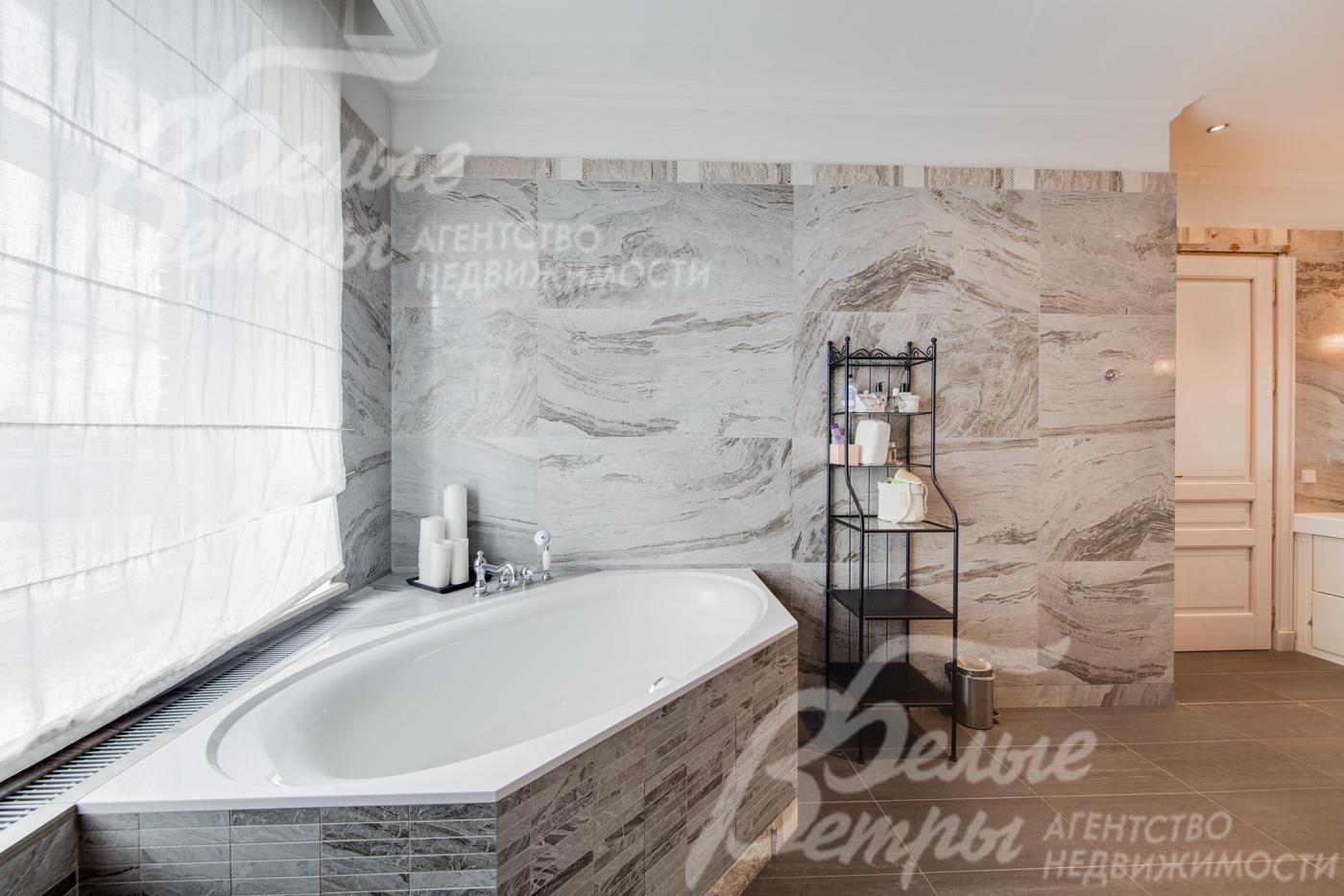 Санузел с ванной в главной спальне