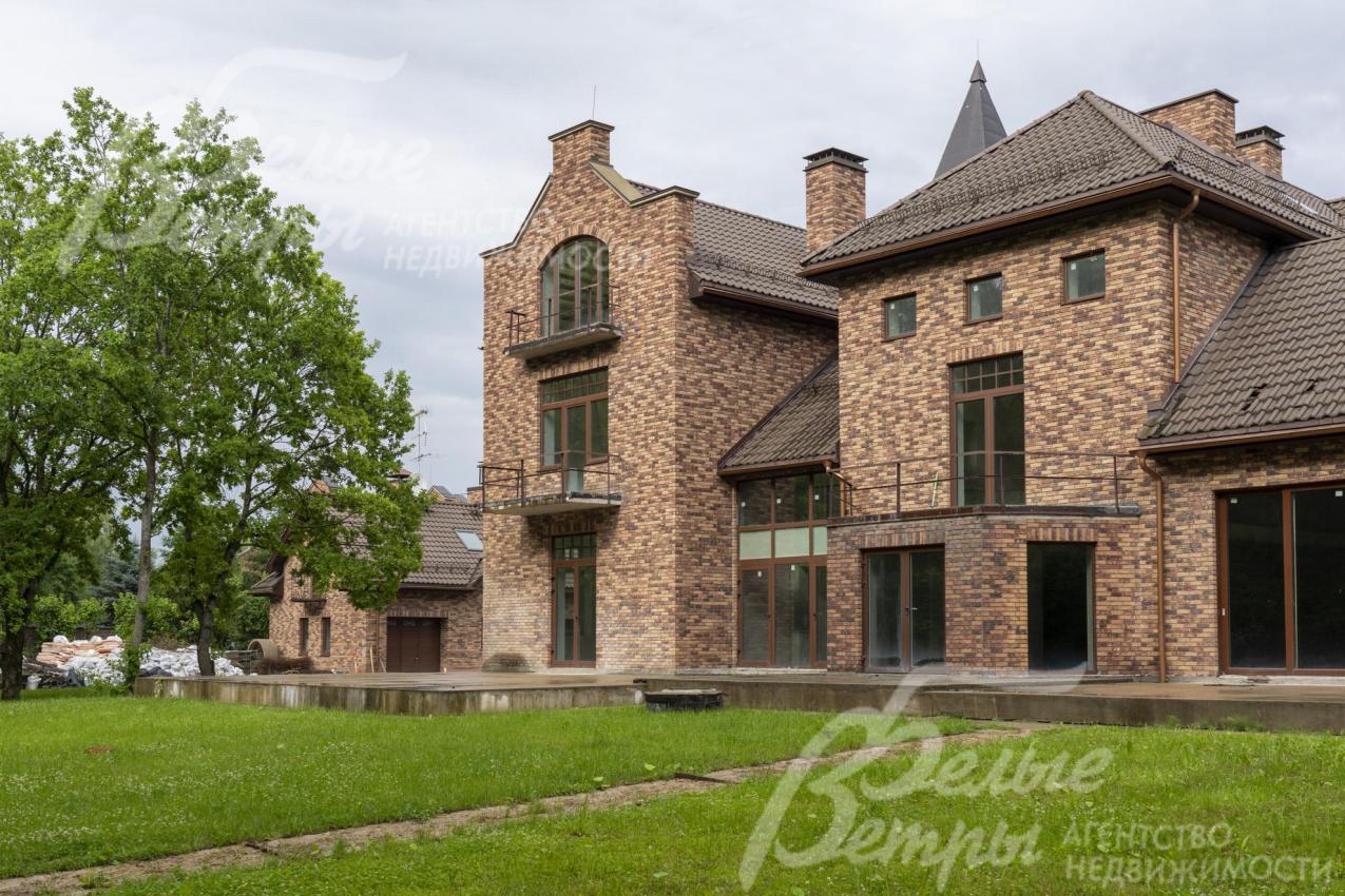 Дом стоит на просторном участке 124 сотки