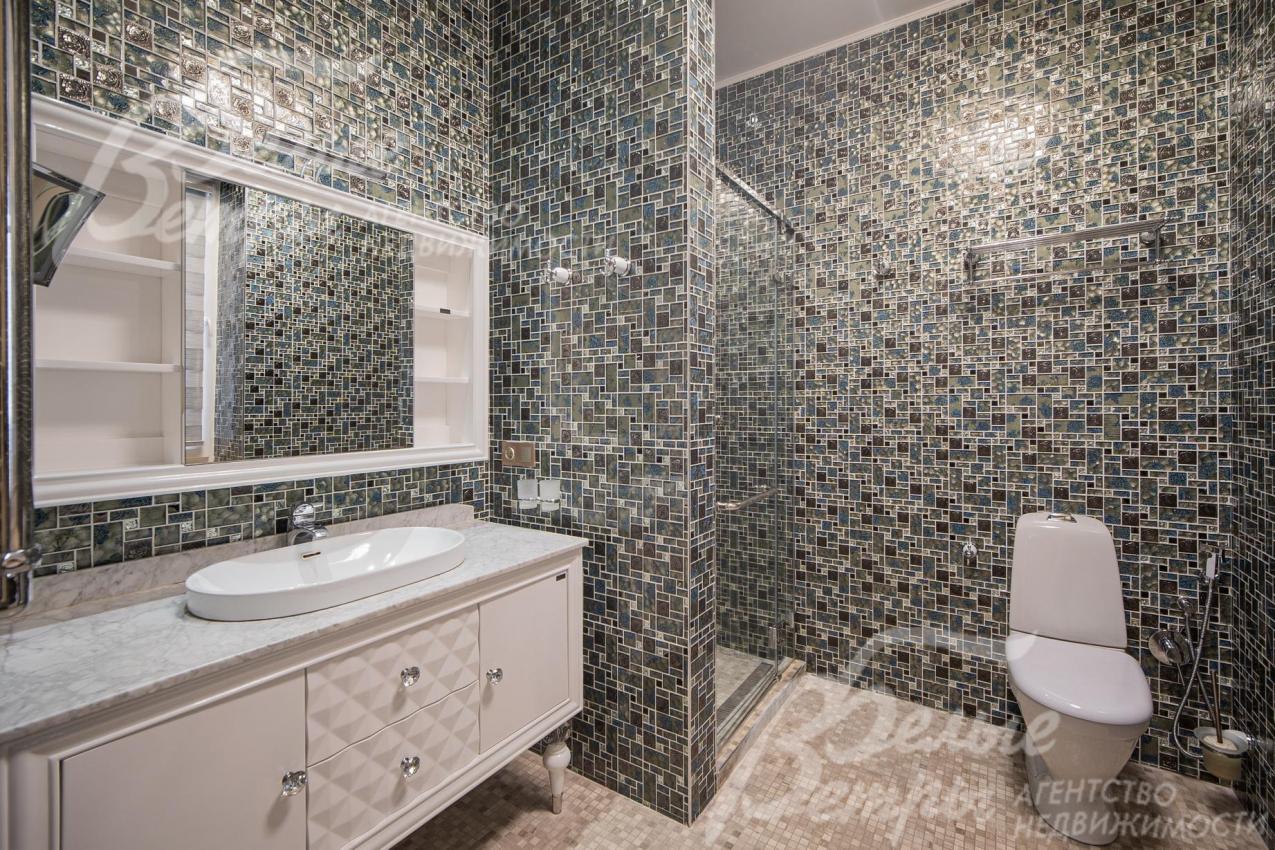 Санузел при спальне на первом этаже