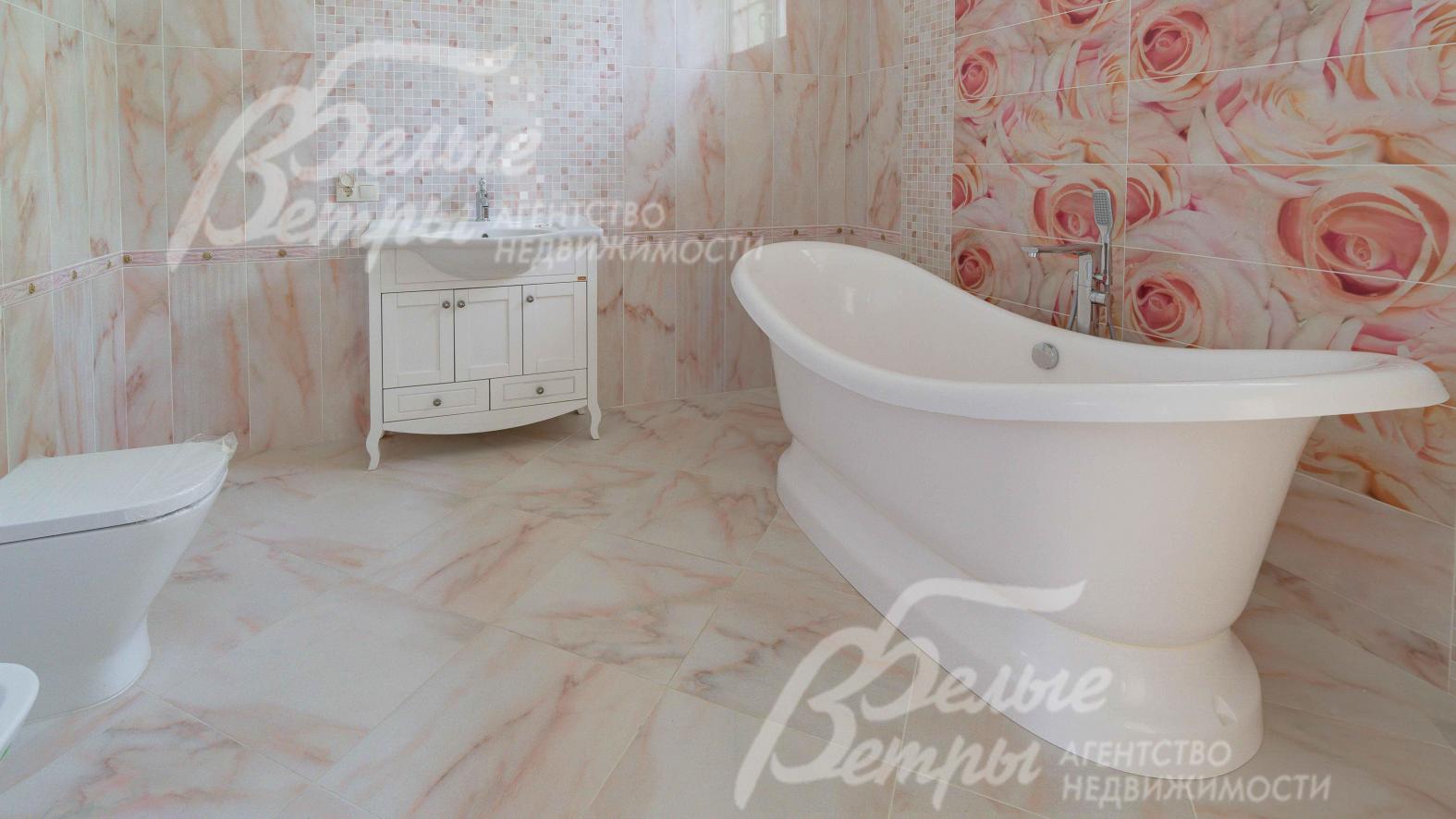 На стенах в санузлах плитка до потолка,  ванна из литьевого мрамора