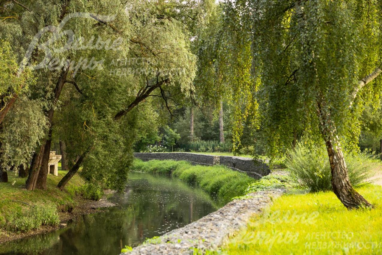Набережная летом в поселке Усадьба Бергов