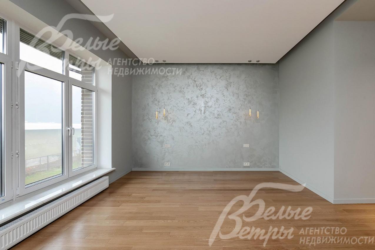 На полу паркетная доска премиум класса