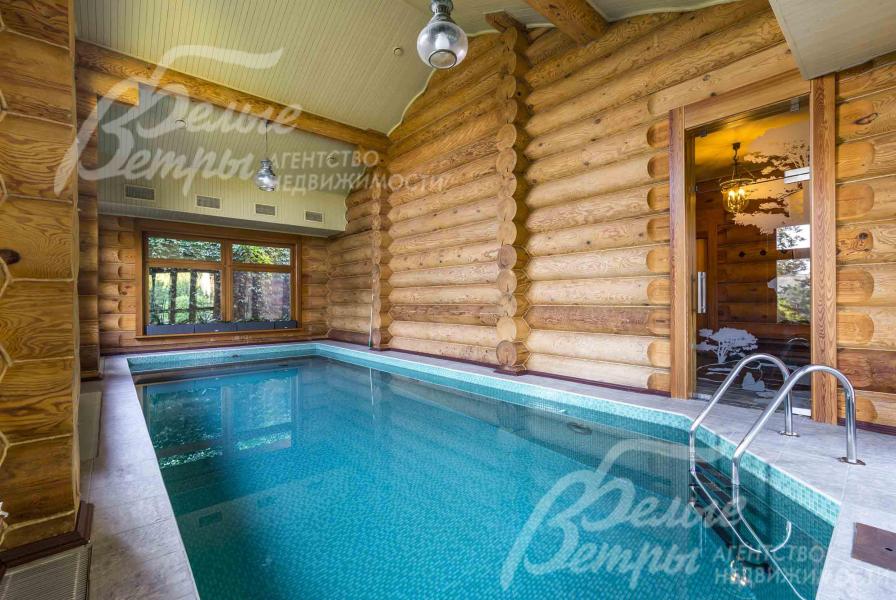 Бассейн совмещён с зоной банного комплекса