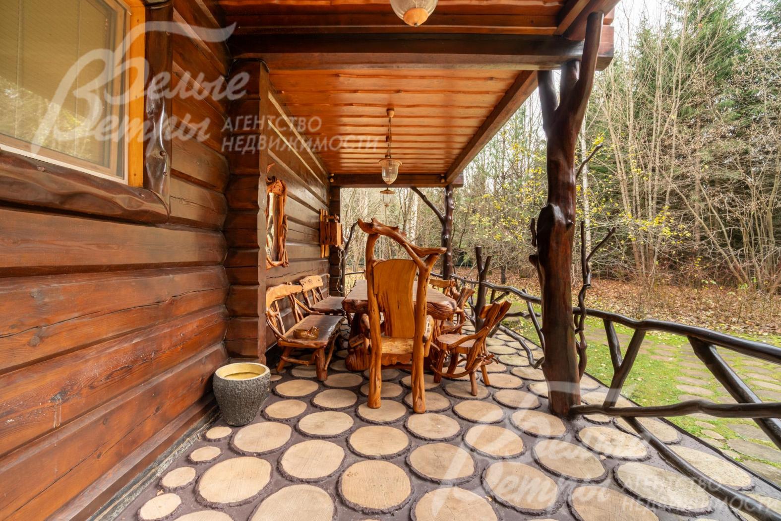 Пол террасы выложен архитектурным бетоном с имитацией среза пенька с заполнением промежутков по технологии «каменный ковер»