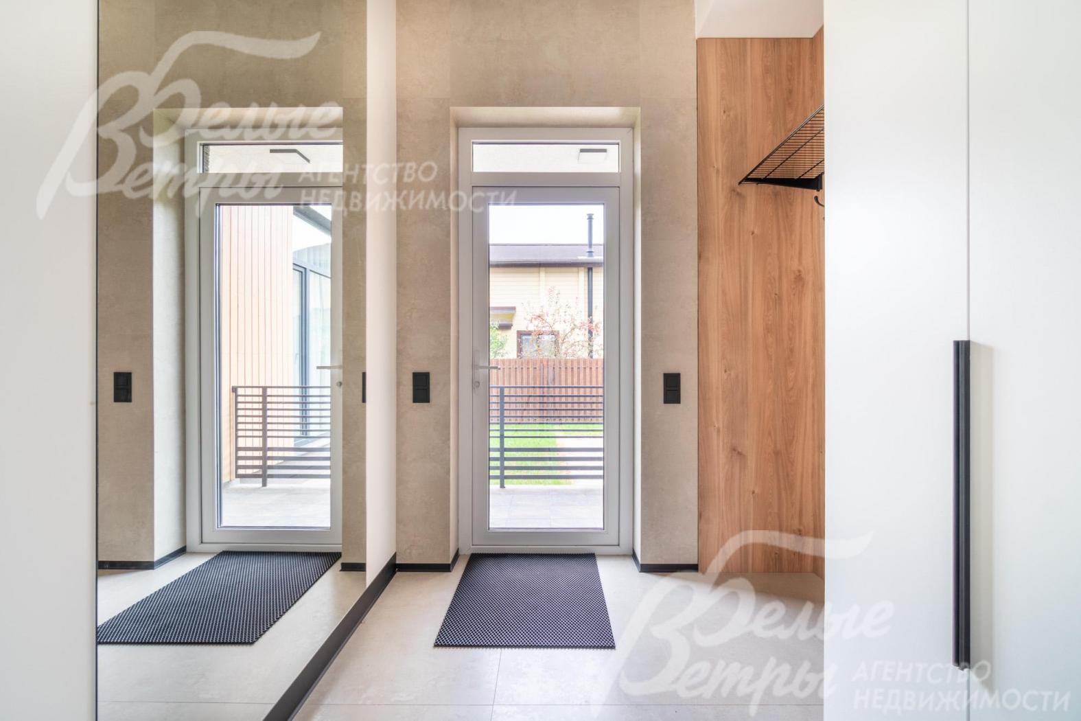 В коридоре - входная дверь со стеклянной вставкой, зеркало во всю стены, справа - вместительная гардеробная