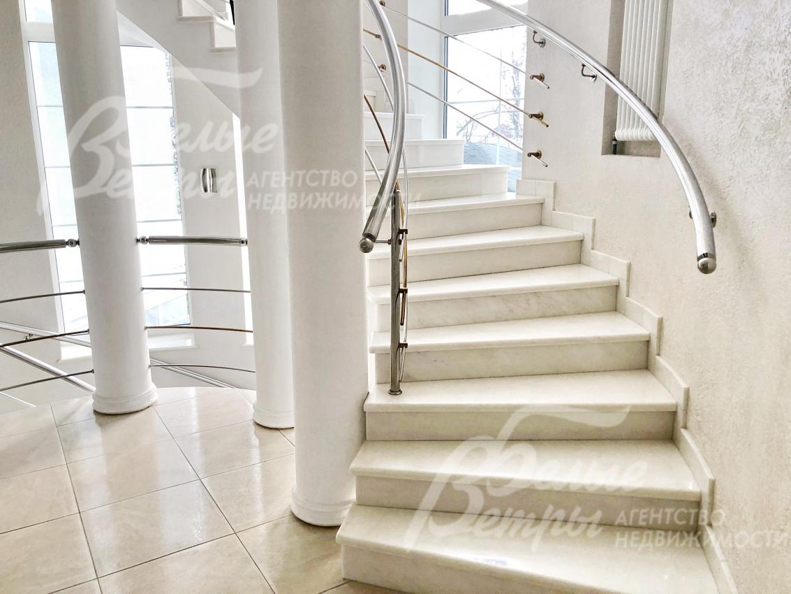 Широкая лестница со ступенями и подступенками из мрамора, перила и поручни металлические хромированные