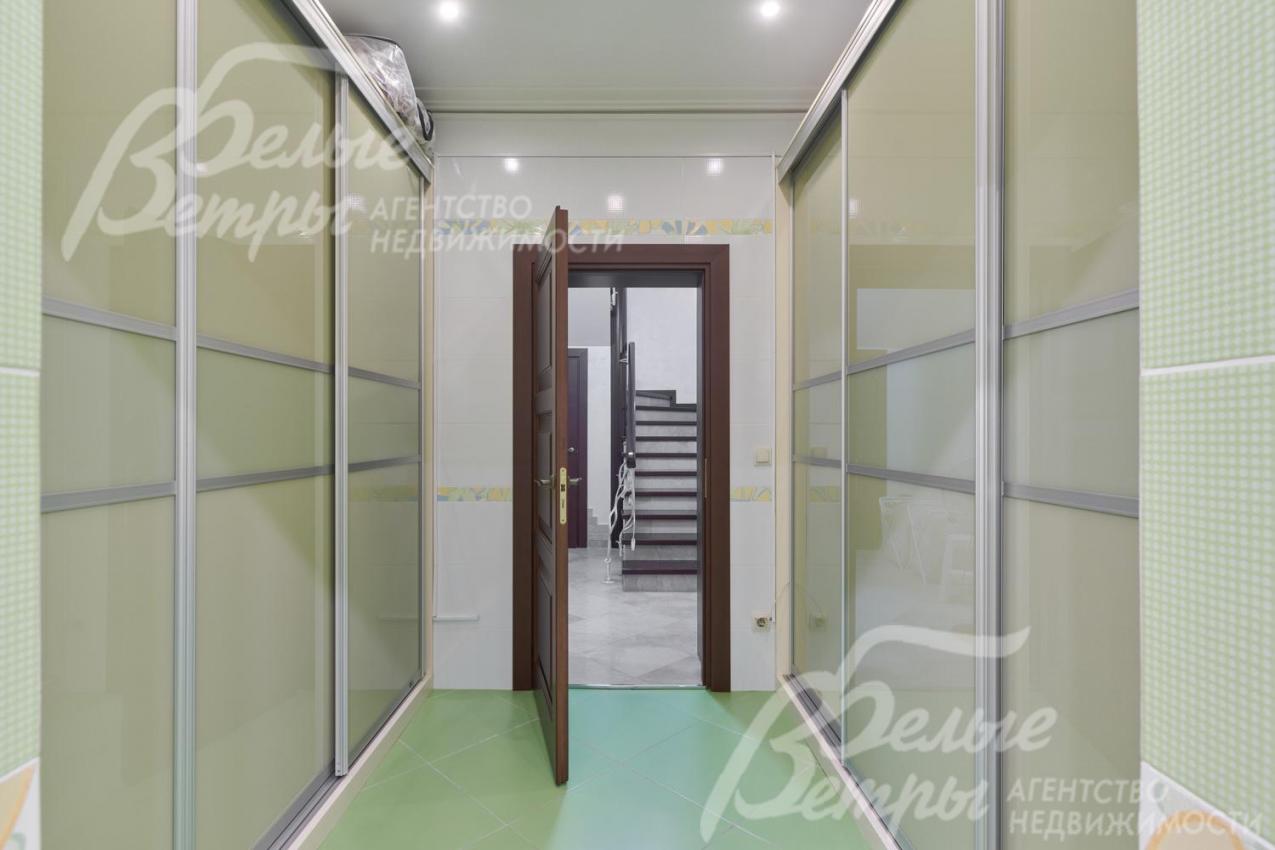 Удобная функциональная кладовая на цокольном этаже