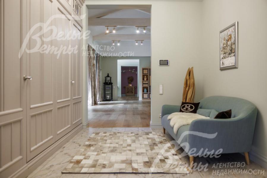 Большой встроенный гардероб в прихожей.