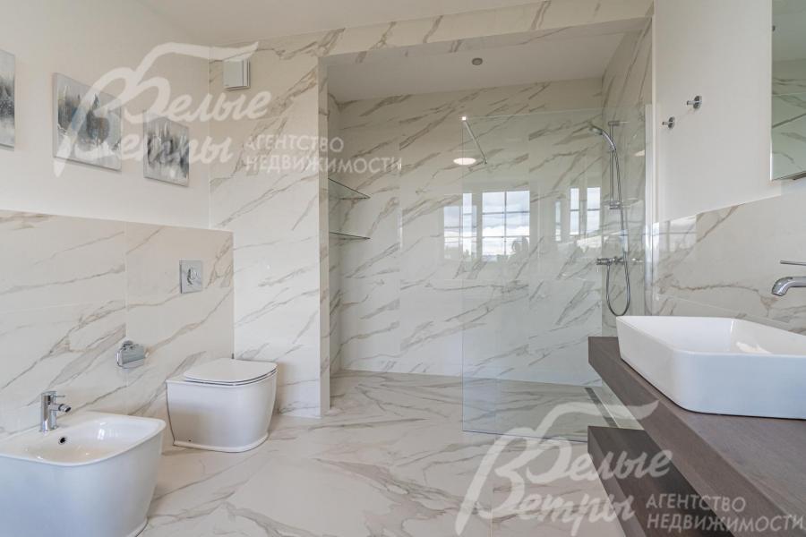 Санузел при мастер спальне с ванной и душевой