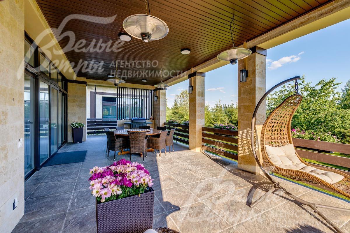 Уютная крытая терраса с зоной отдыха