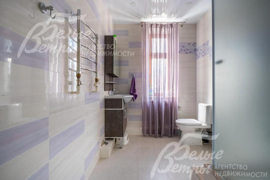 В санузлах установлена сантехник и мебель