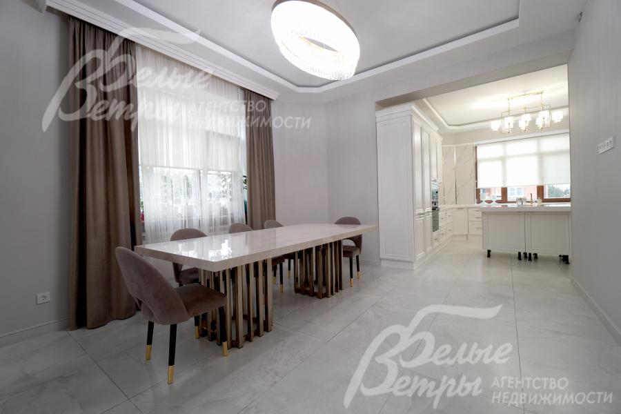 В столовой – обеденная группа на 8 персон, стол из слэба мрамора