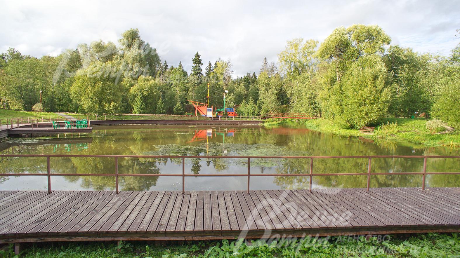Прогулочная зона у запруды. Непосредственно сюда есть собственный выход с участка