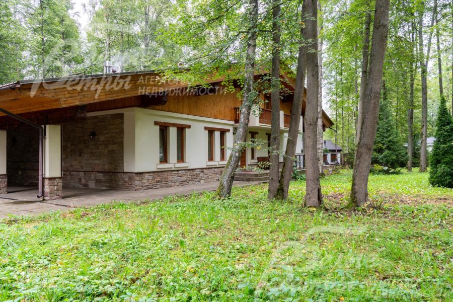 Цоколь дома отделан диким камнем, 1 этаж оштукатурен, 2 этаж отделан лиственницей