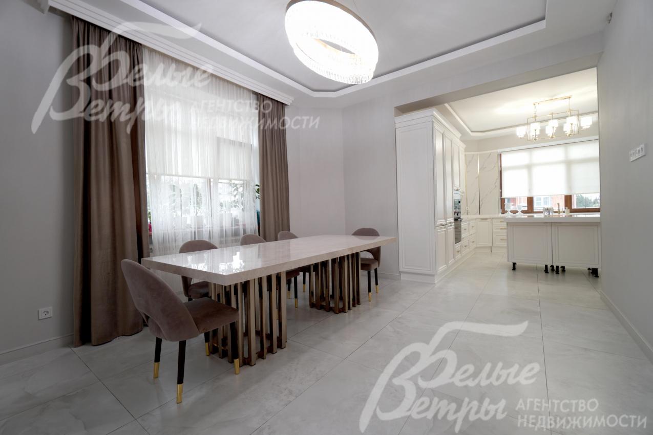 В столовой – обеденная группа на 8 персон, стол из слэба мрамора