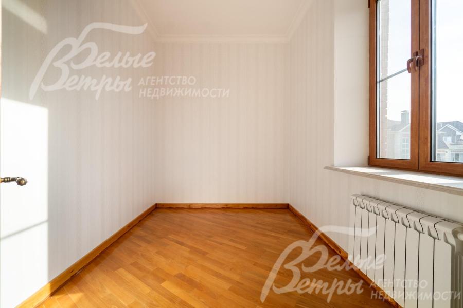 Комнаты светлые, с приятным контрастом деревянного паркета и обоев 