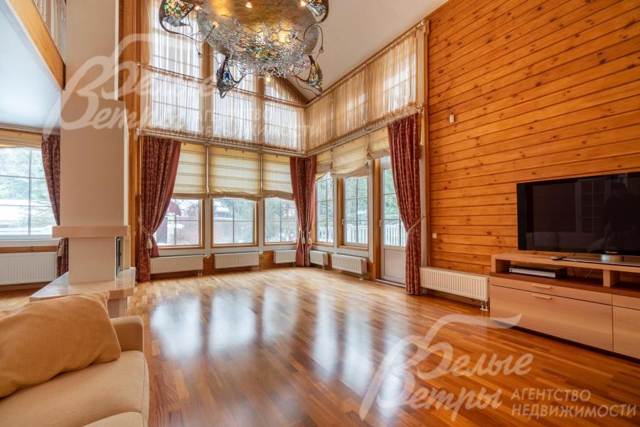 Высота потолка в двухсветной гостиной основного дома - 6 м (с коньком)