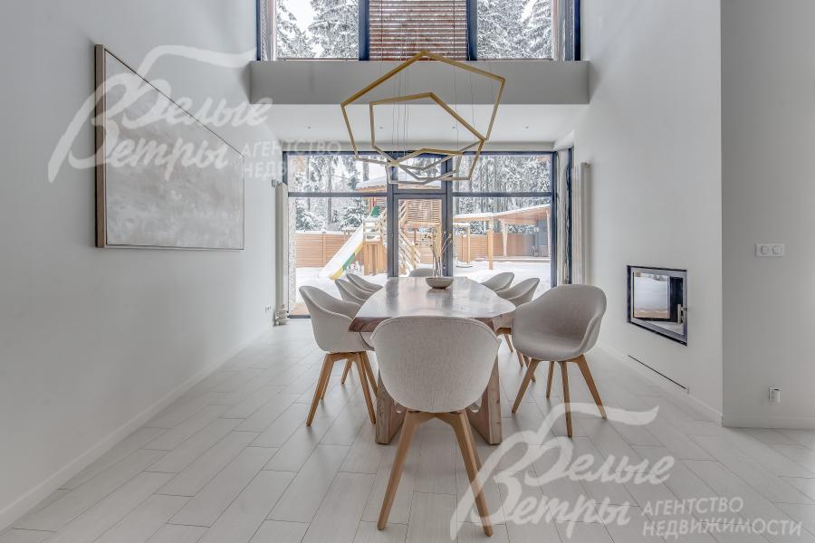 Столовая со вторым светом и выходом на участок