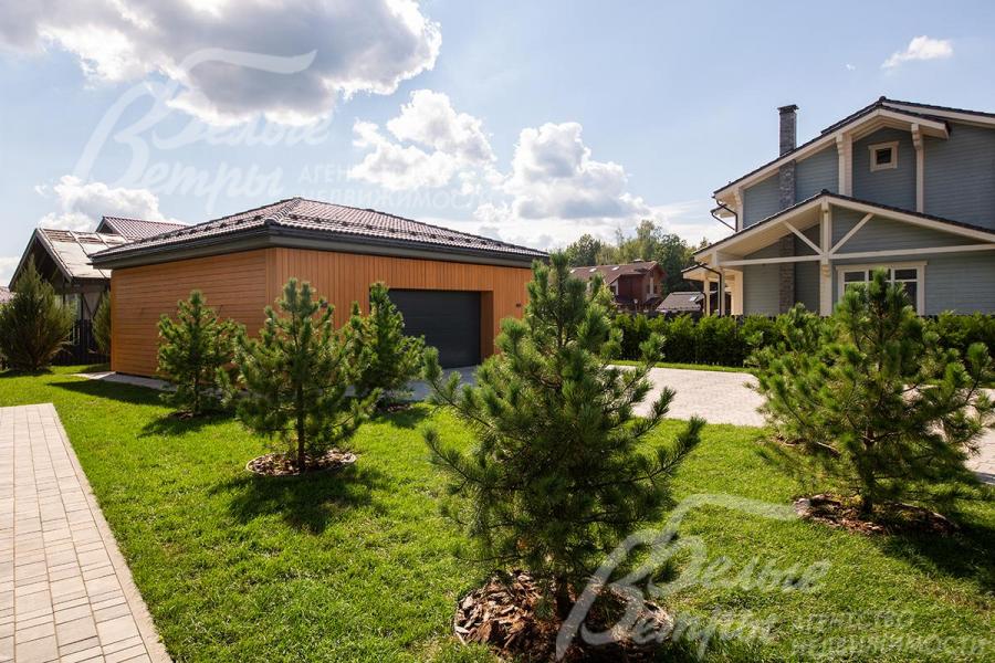 Живописные зеленые насаждения изящно обрамляют прогулочные маршруты