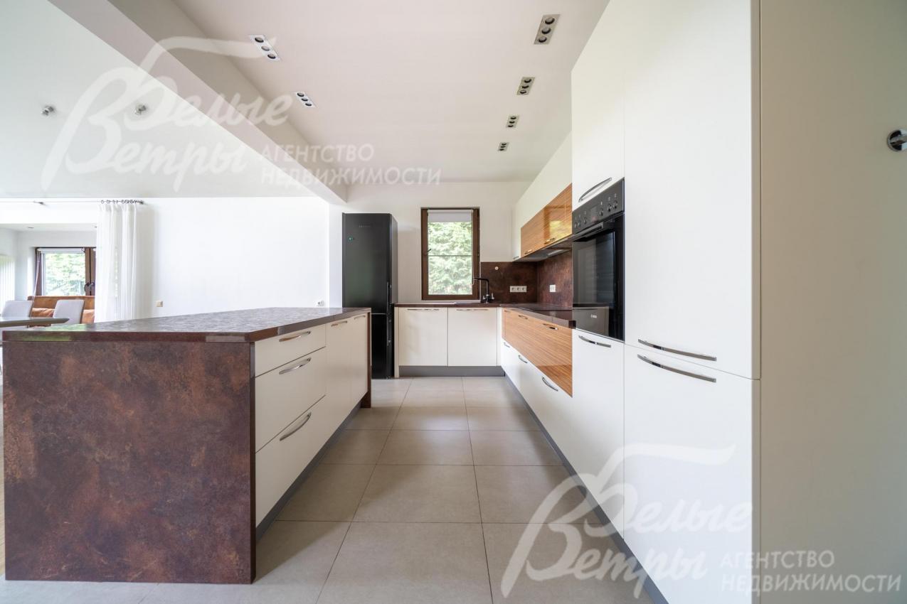 Кухонный гарнитур с полу барным островом и всей необходимой техникой.