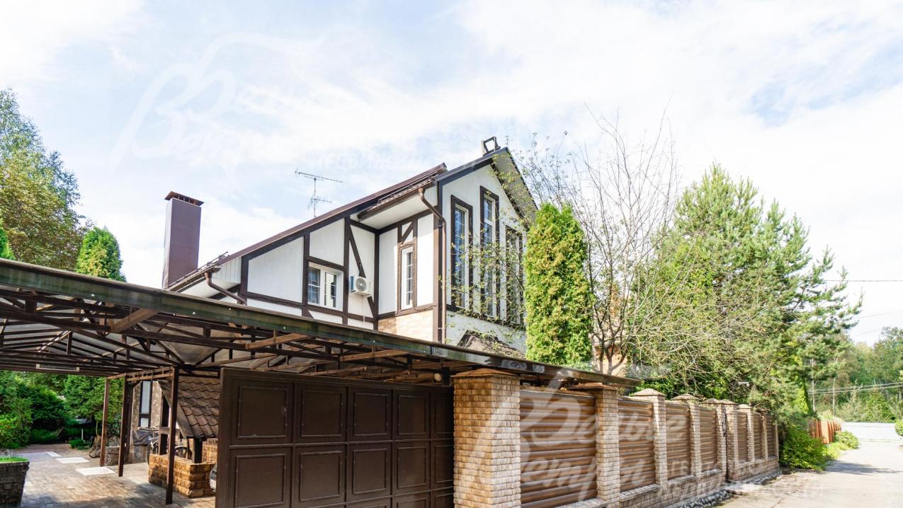 Место для 2 автомобилей под навесом