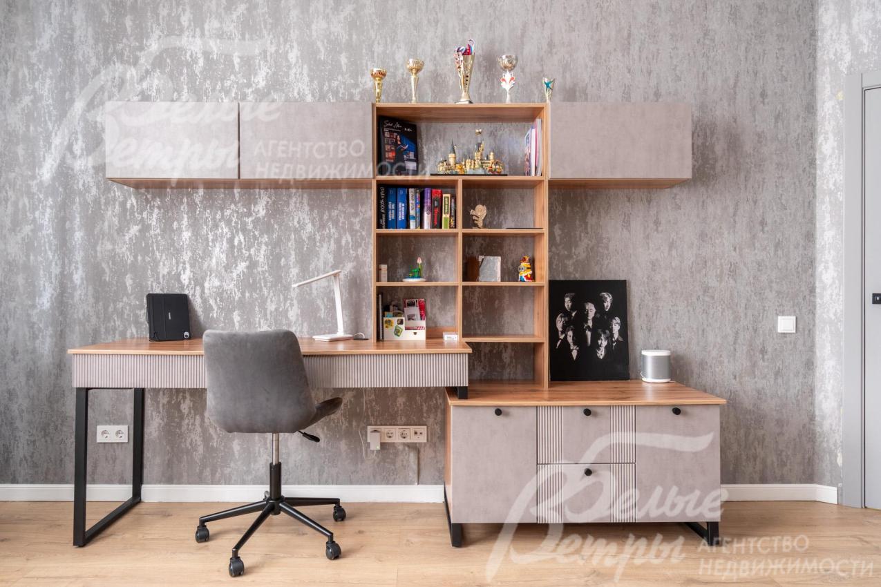 В спальня организованы функциональные рабочие места со стеллажами