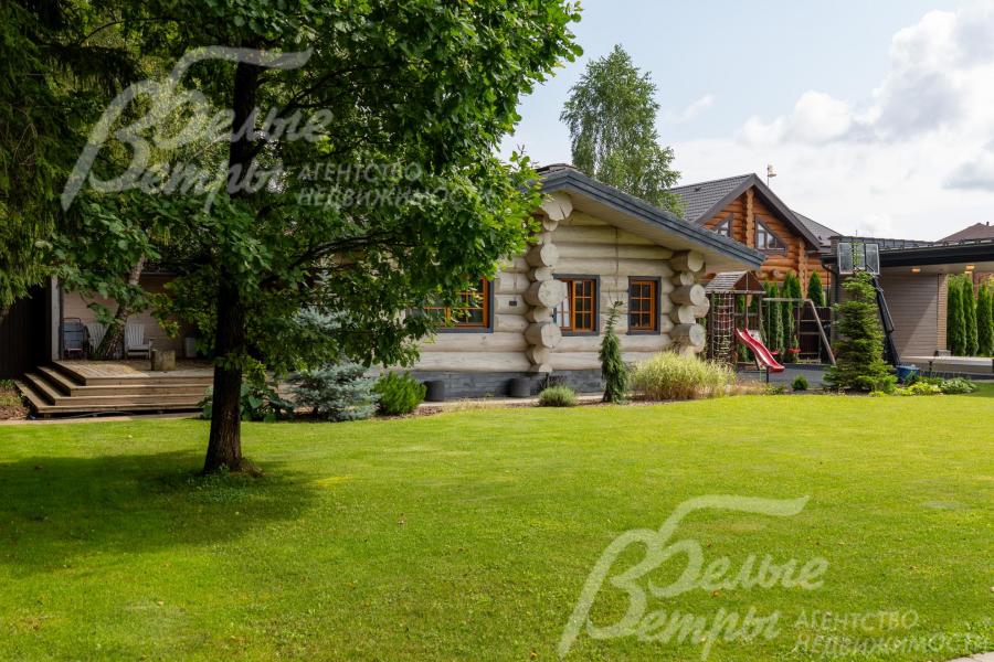 На участке высажен идеальный газон, установлен автополив, взрослые лестные деревья