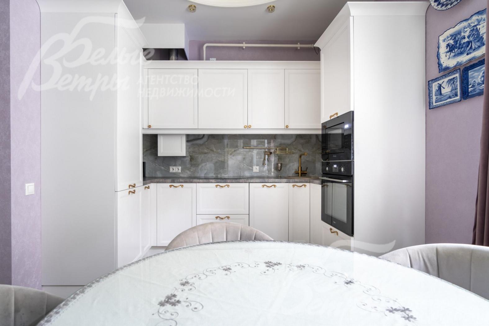 Кухонный гарнитур со встроенной техникой.