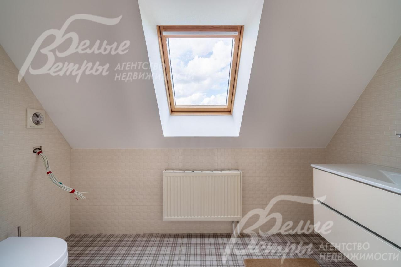 Санузел на мансардном этаже с окном
